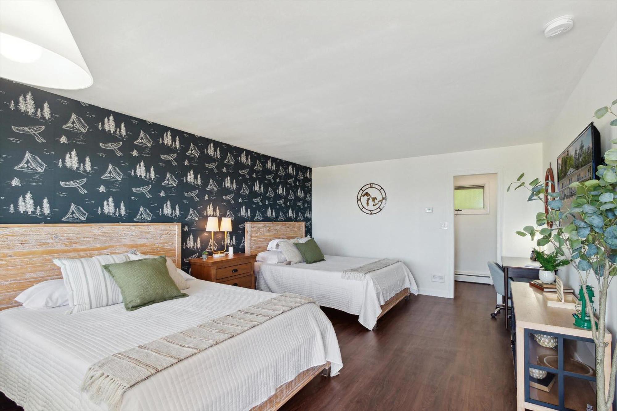 Self Check-In Lake Views Workspace 2 Queen Beds Villa Petoskey Bagian luar foto