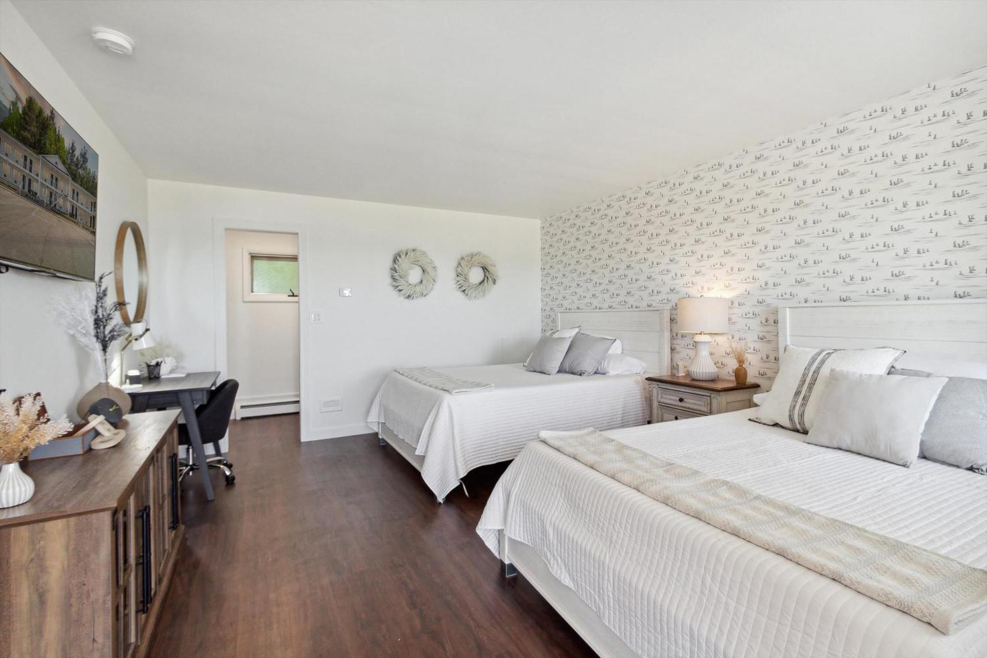 Self Check-In Lake Views Workspace 2 Queen Beds Villa Petoskey Bagian luar foto